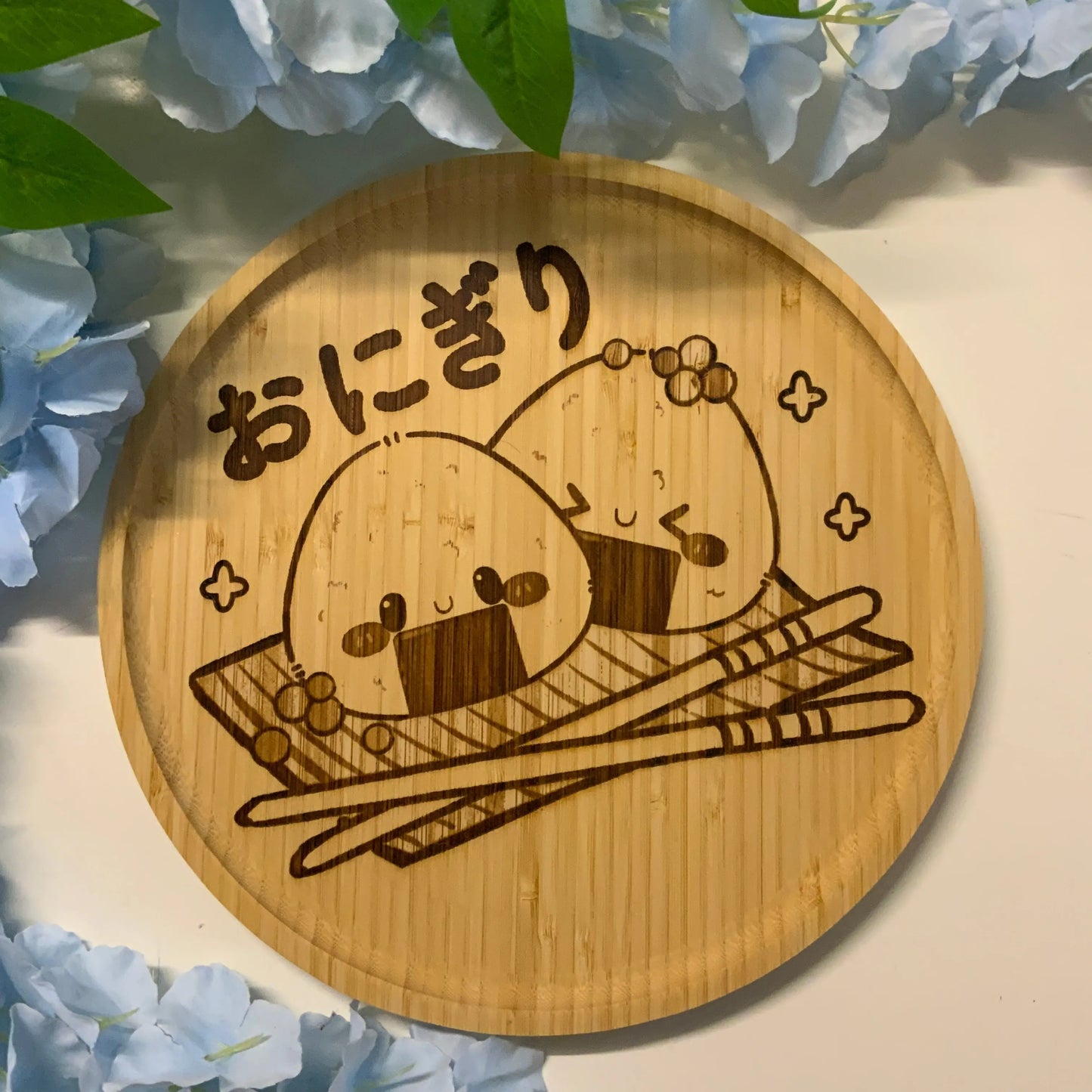 Assiette bambou gravée Onigiri Tinyneko.fr
