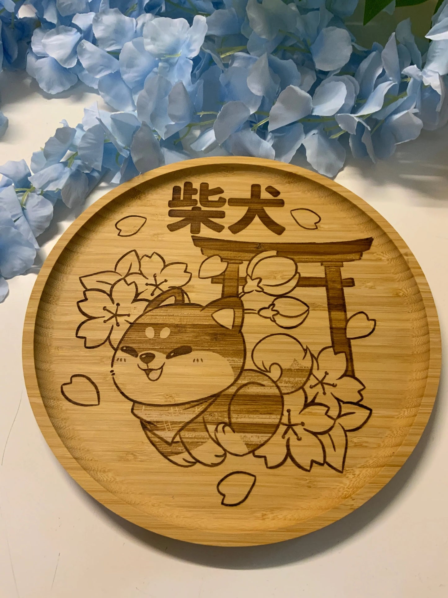 Assiette bambou gravée Shiba inu Tinyneko.fr