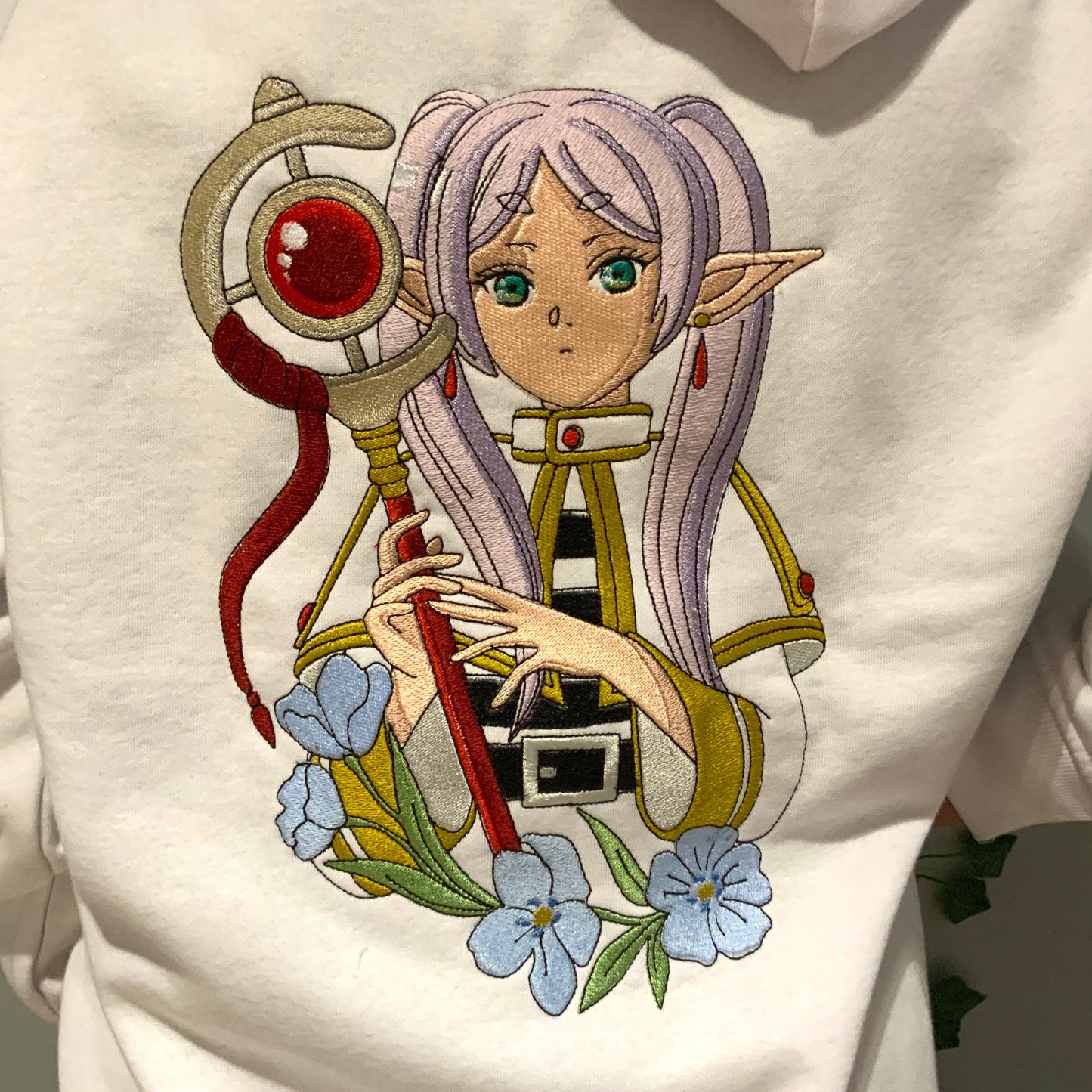 Sweatshirt à capuche brodé blanc Frieren
