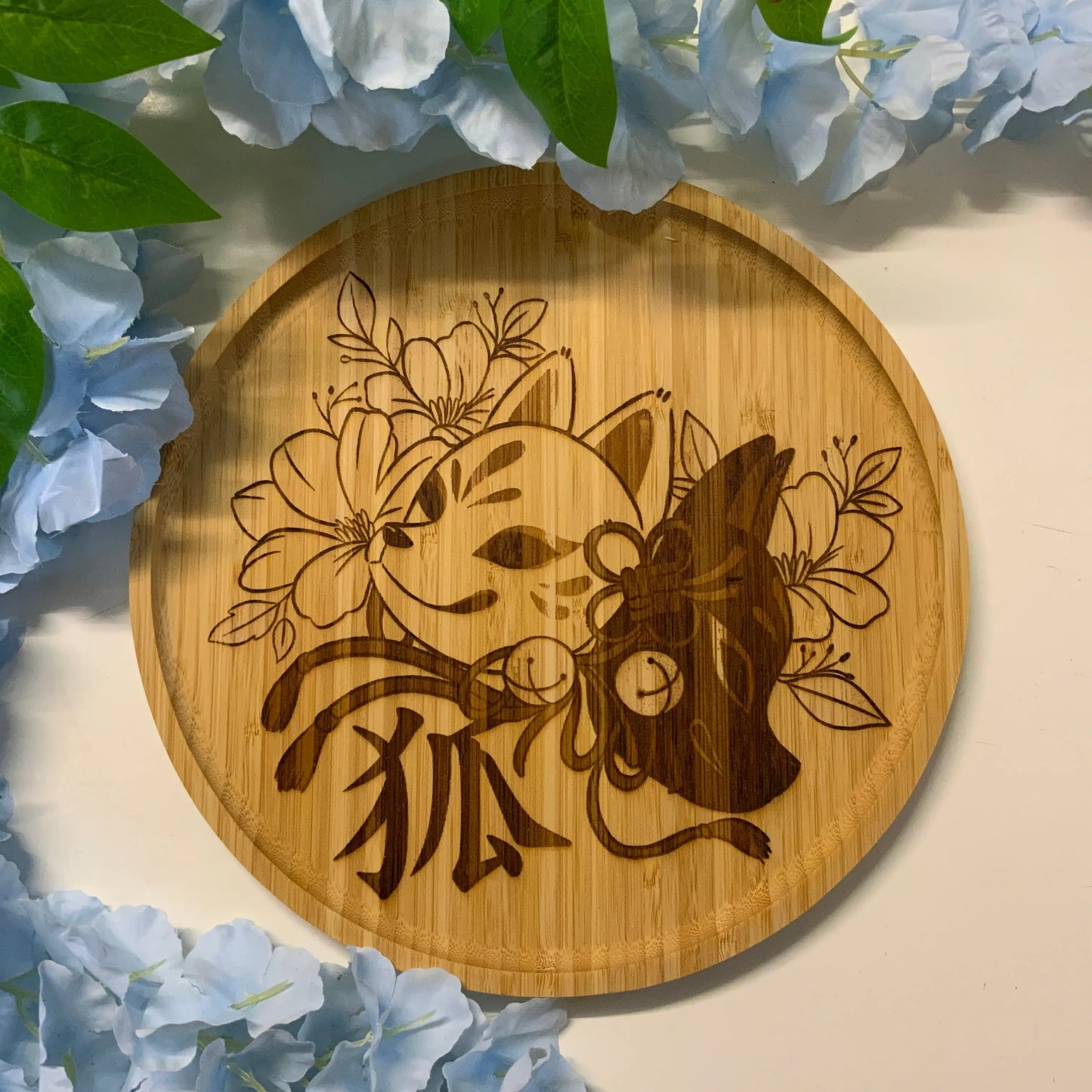 Assiette bambou gravée Masques Kitsune Tinyneko.fr