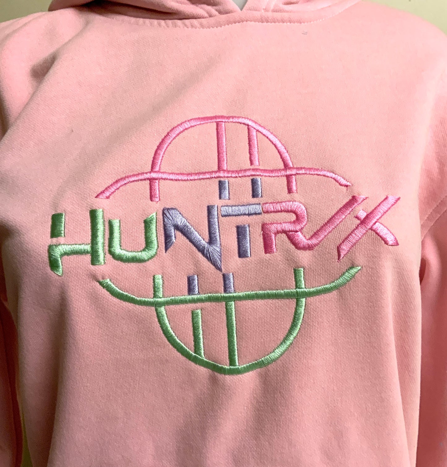 Sweat à capuche brodé Huntrix