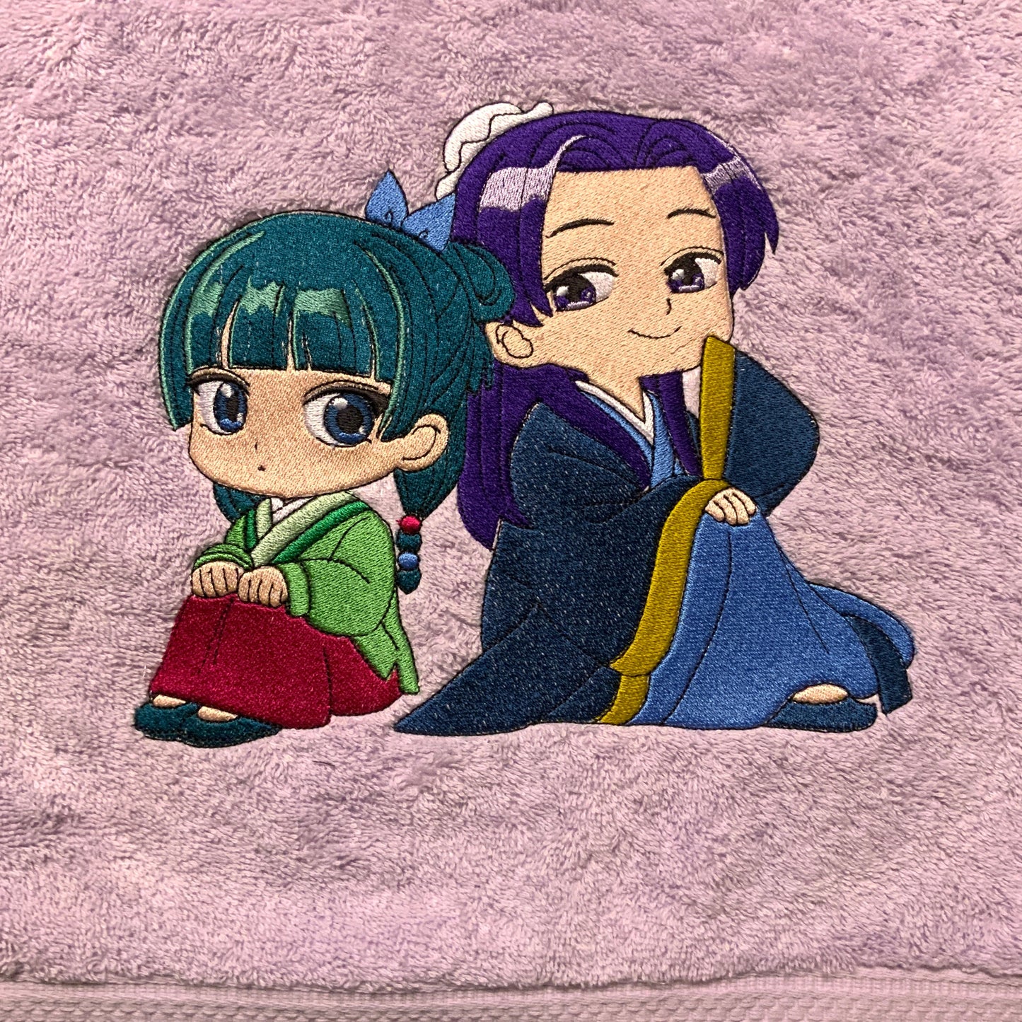 Drap de bain 140x70 cm coton parme brodé Duo Maomao et Jinshi Tinyneko.fr