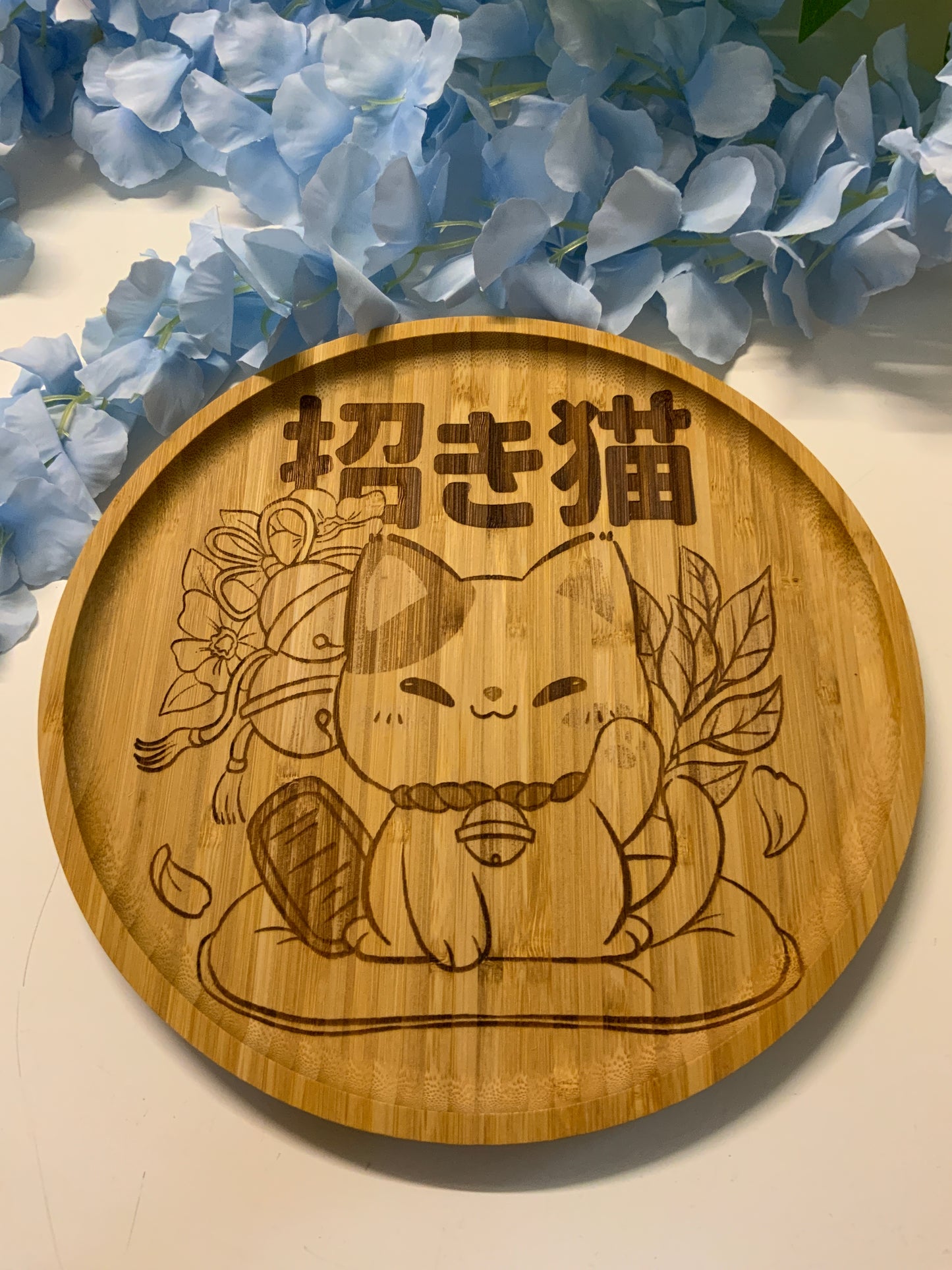 Assiette bambou gravée Maneki Neko