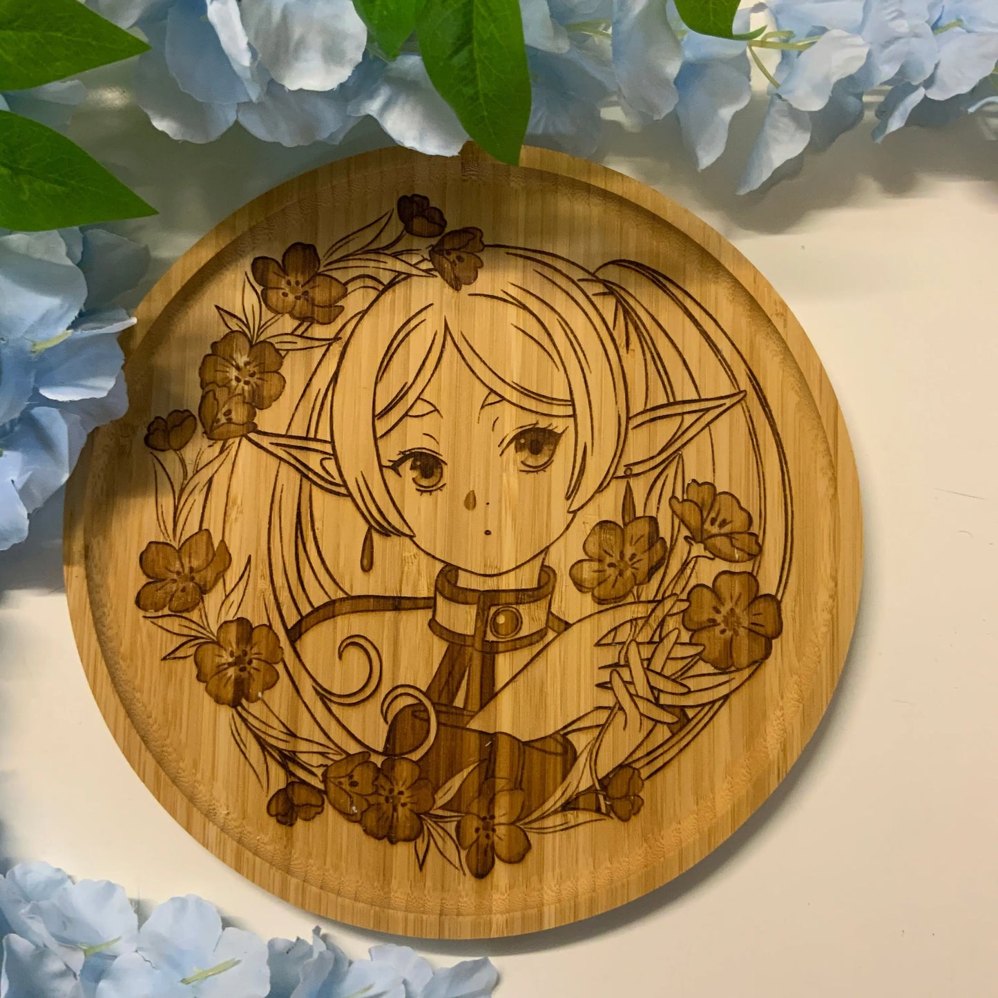 Assiette bambou gravée « Frieren « Tinyneko.fr