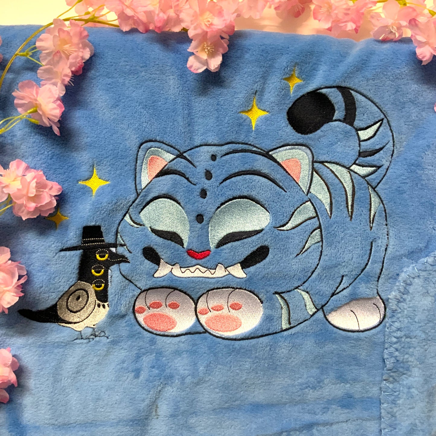 Plaid bleu brodé Derpy Tiger Tinyneko.fr