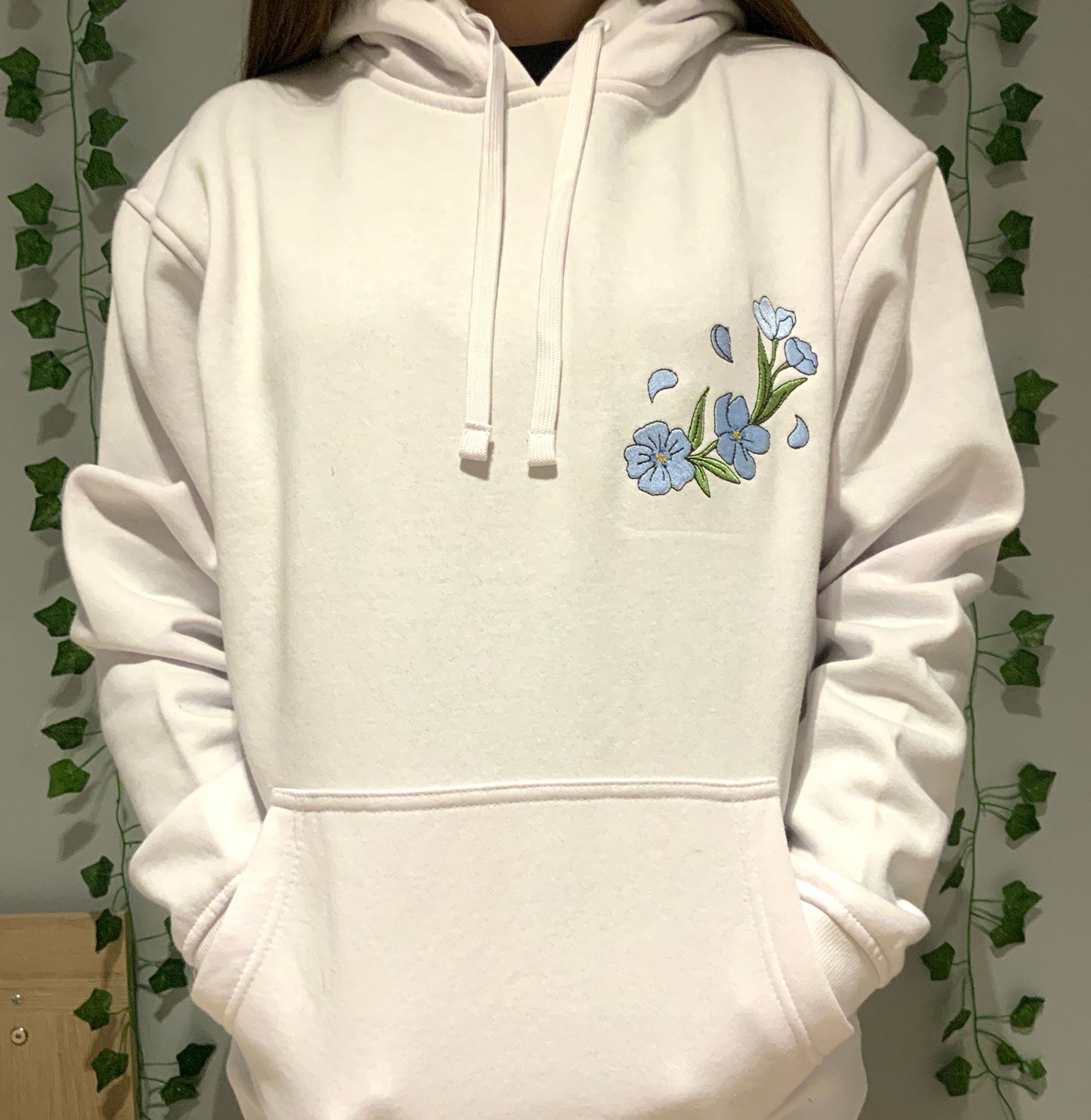 Sweatshirt à capuche brodé blanc Frieren