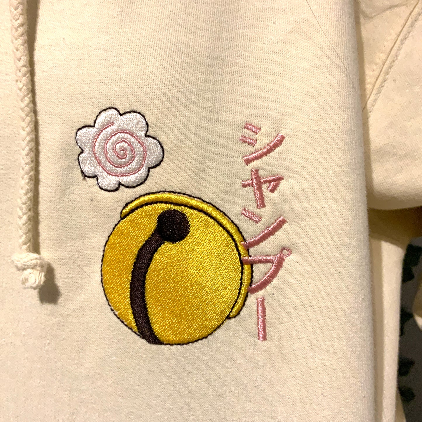 Sweatshirt à capuche brodé « shampoo «