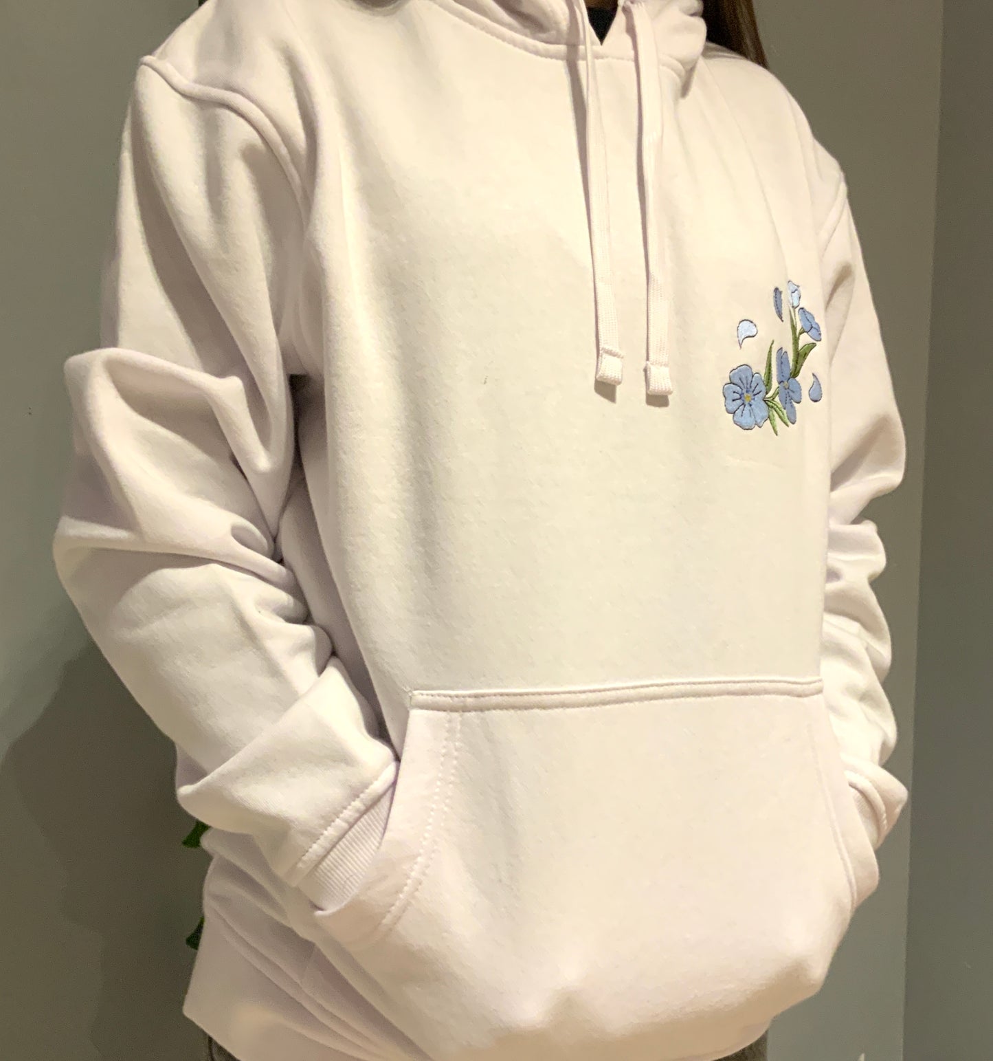 Sweatshirt à capuche brodé blanc Frieren