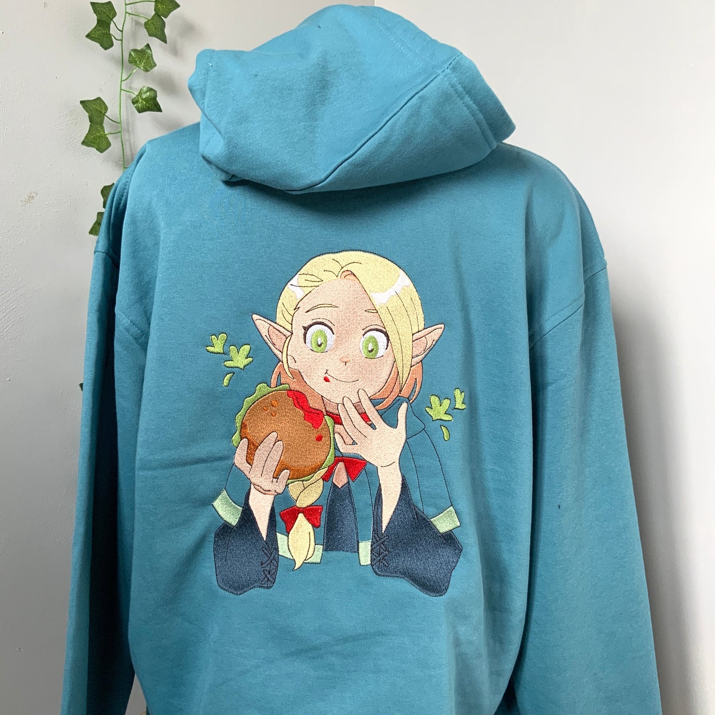 Sweatshirt à capuche brodé bleu Marcille Dungeon Meshi Tinyneko.fr