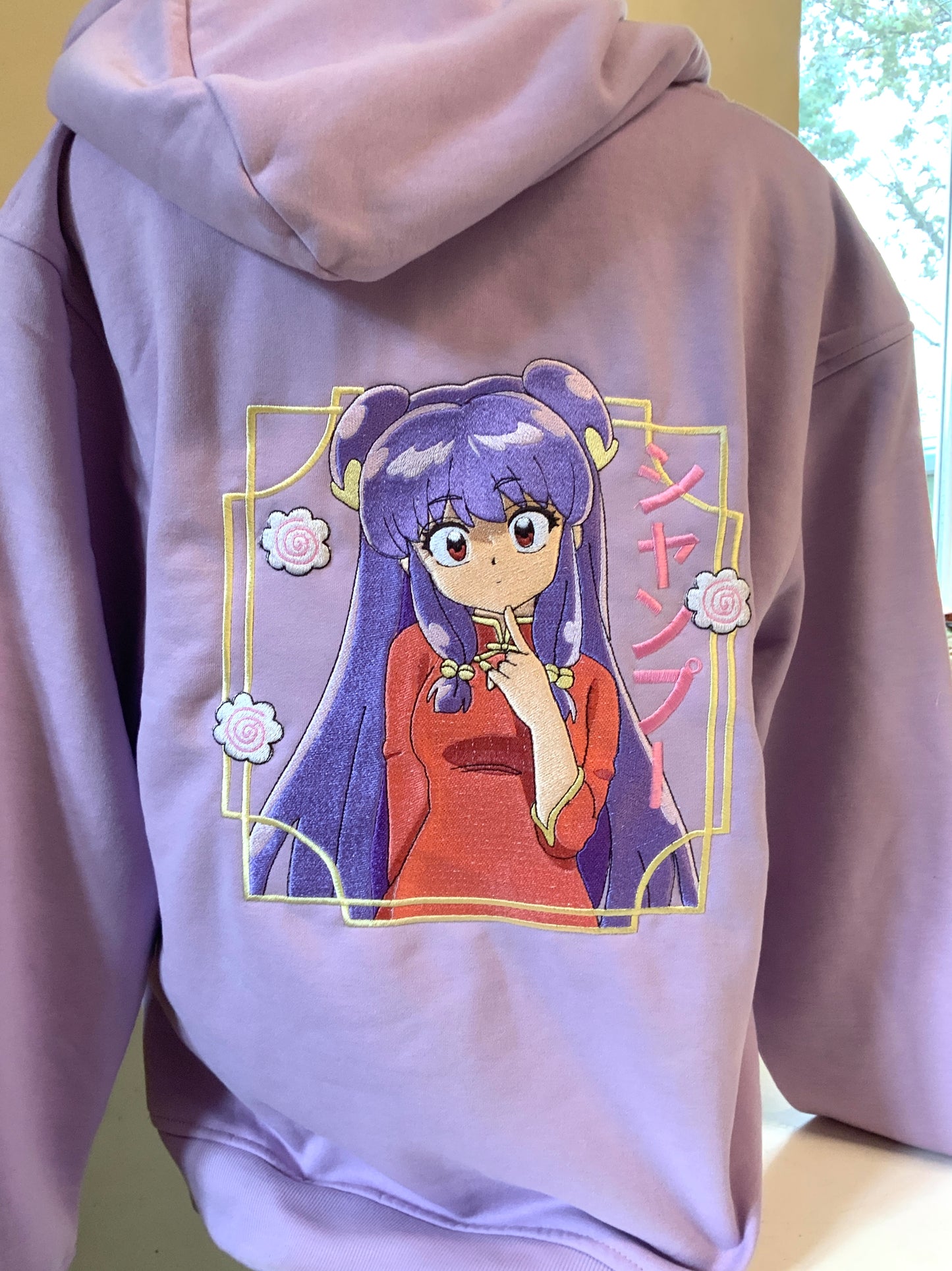 Sweatshirt à capuche brodé « shampoo «