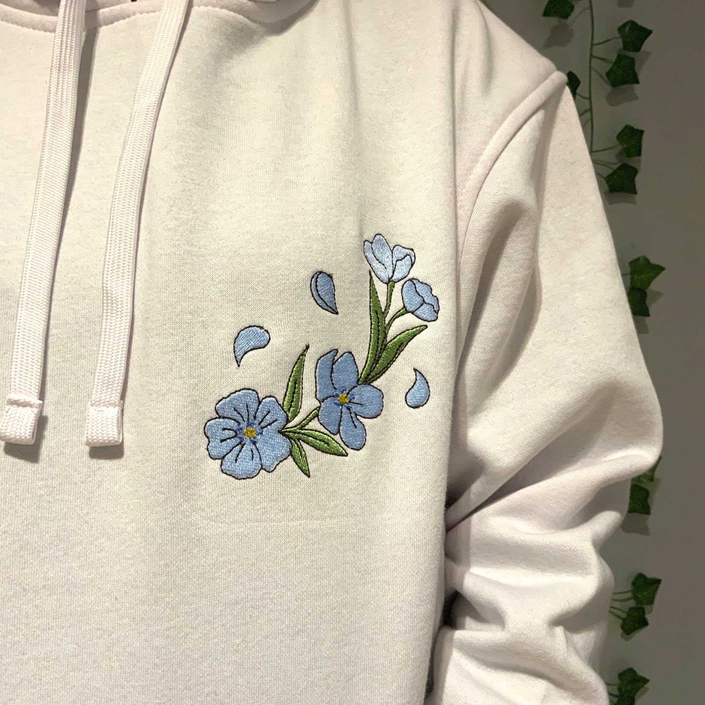 Sweatshirt à capuche brodé blanc Frieren