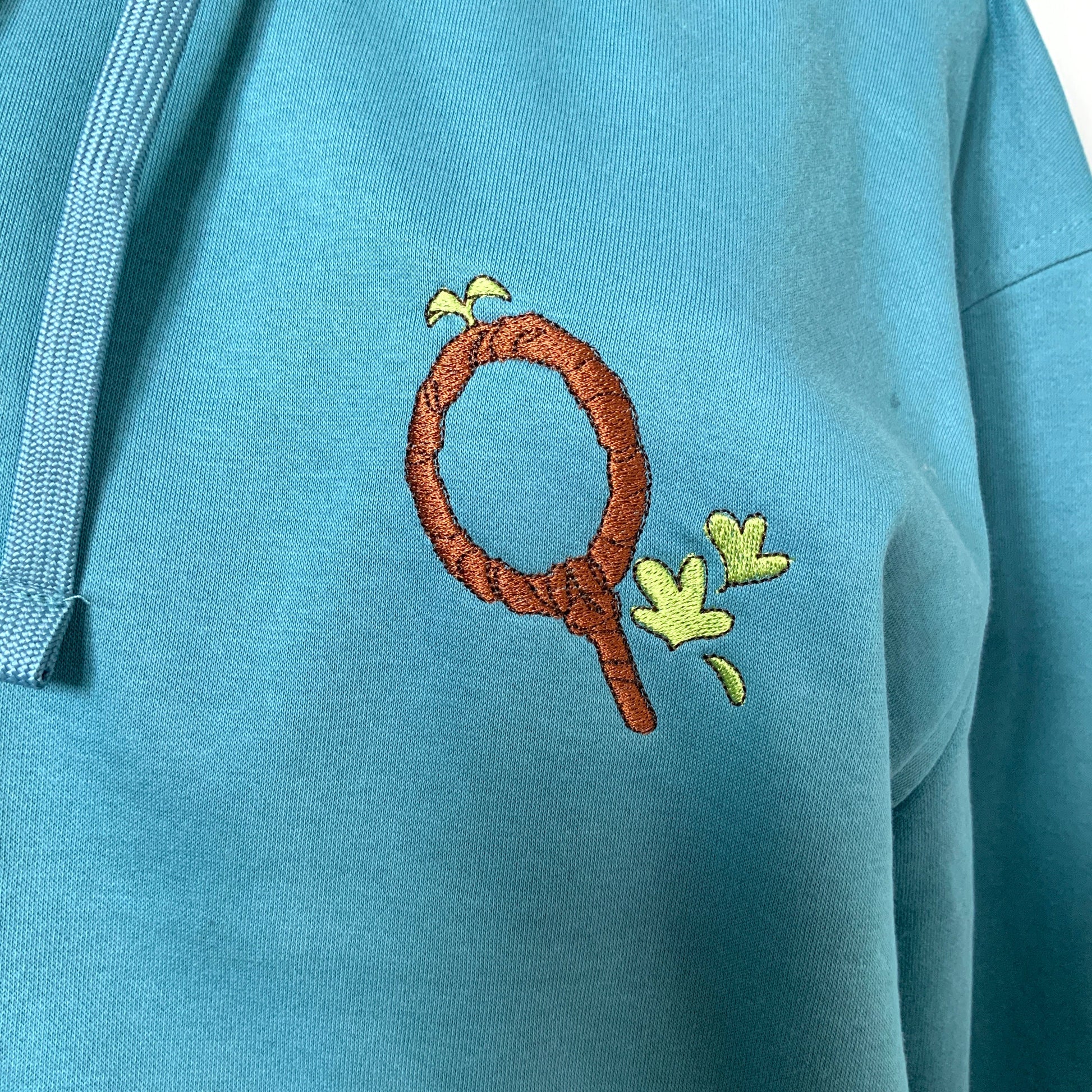 Sweatshirt à capuche brodé bleu Marcille Dungeon Meshi Tinyneko.fr