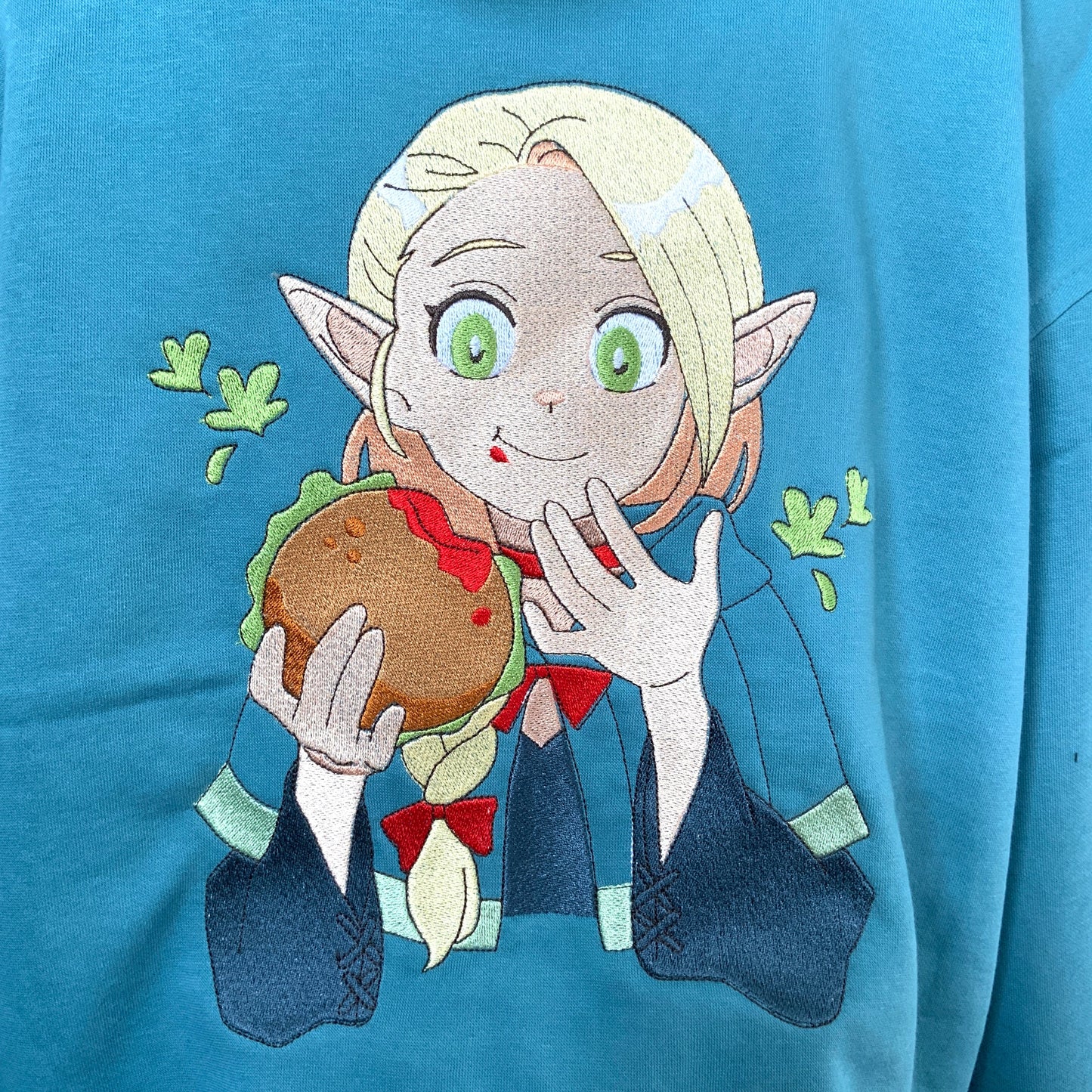 Sweatshirt à capuche brodé bleu Marcille Dungeon Meshi Tinyneko.fr