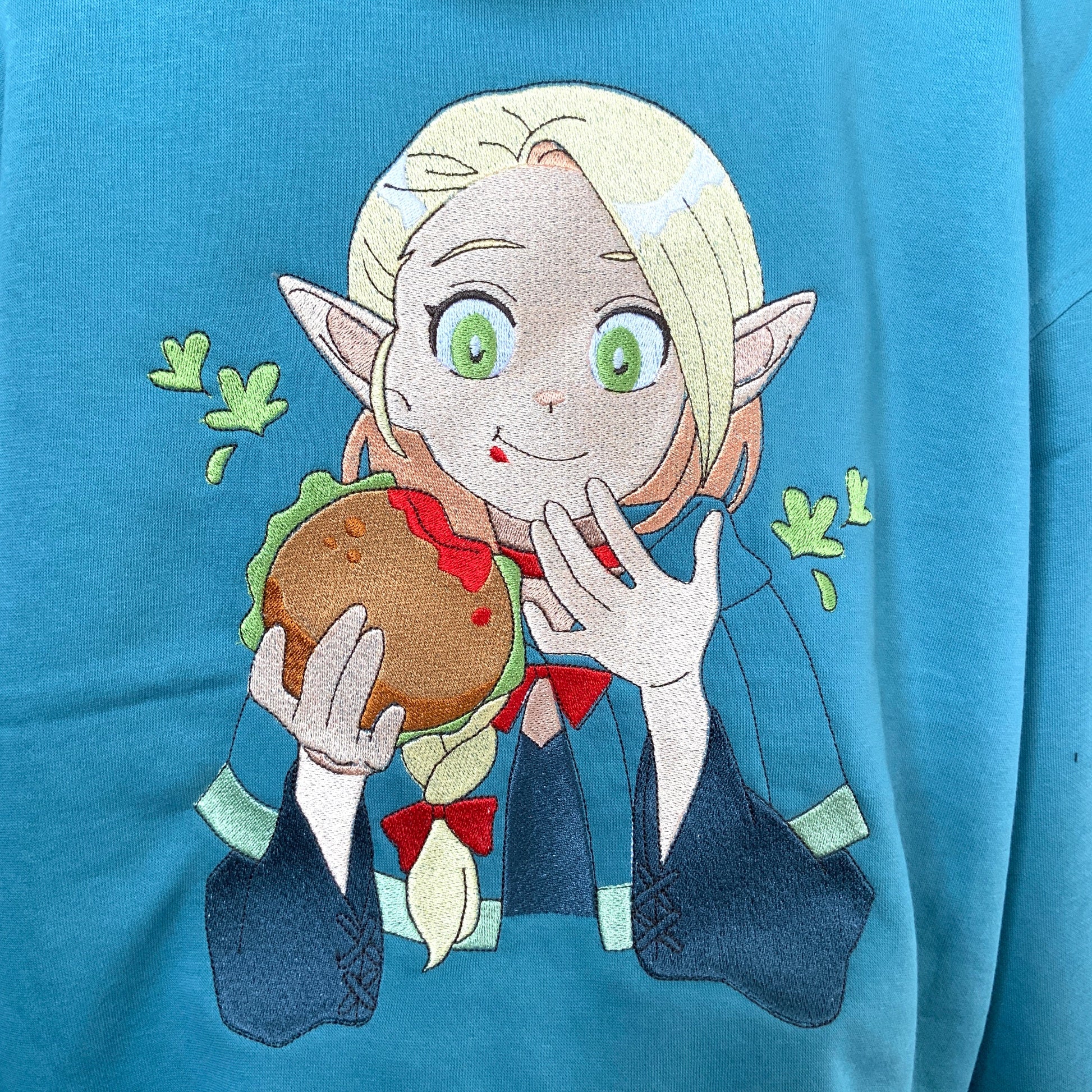 Sweatshirt à capuche brodé bleu Marcille Dungeon Meshi Tinyneko.fr
