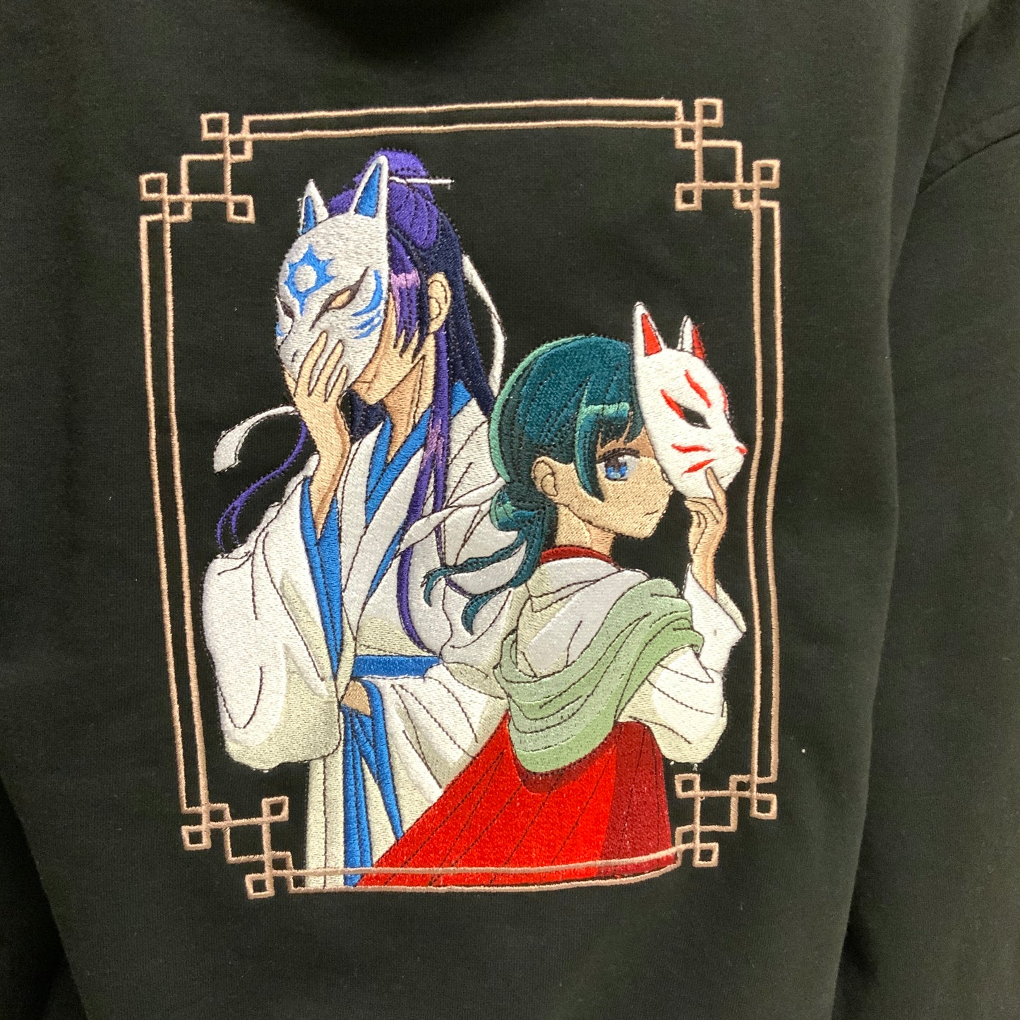 Sweatshirt à capuche brodé « Maomao et Jinshi« Les carnets de l’apothicaire »