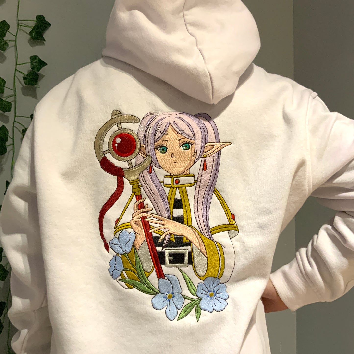 Sweatshirt à capuche brodé blanc Frieren