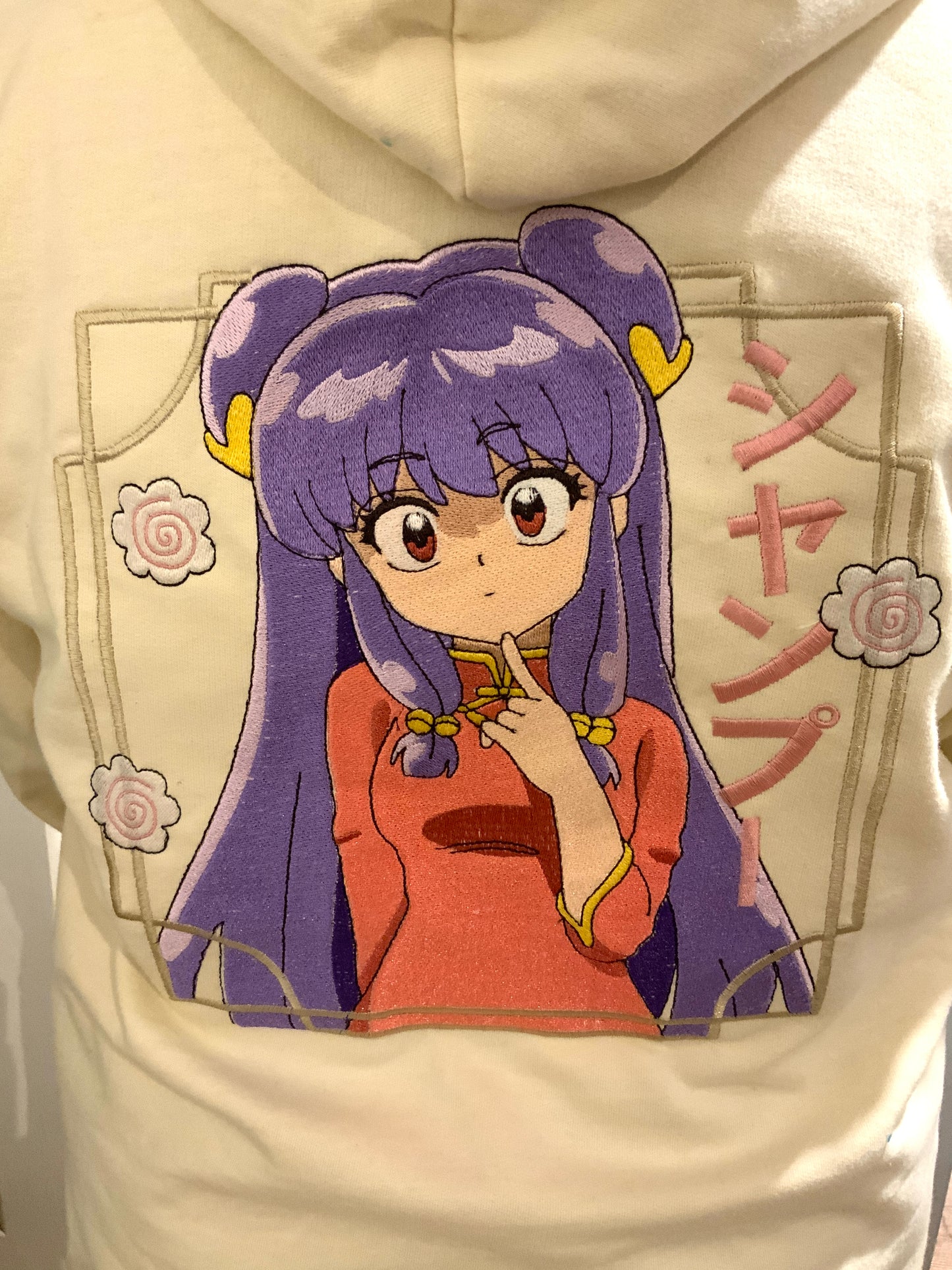 Sweatshirt à capuche brodé « shampoo «