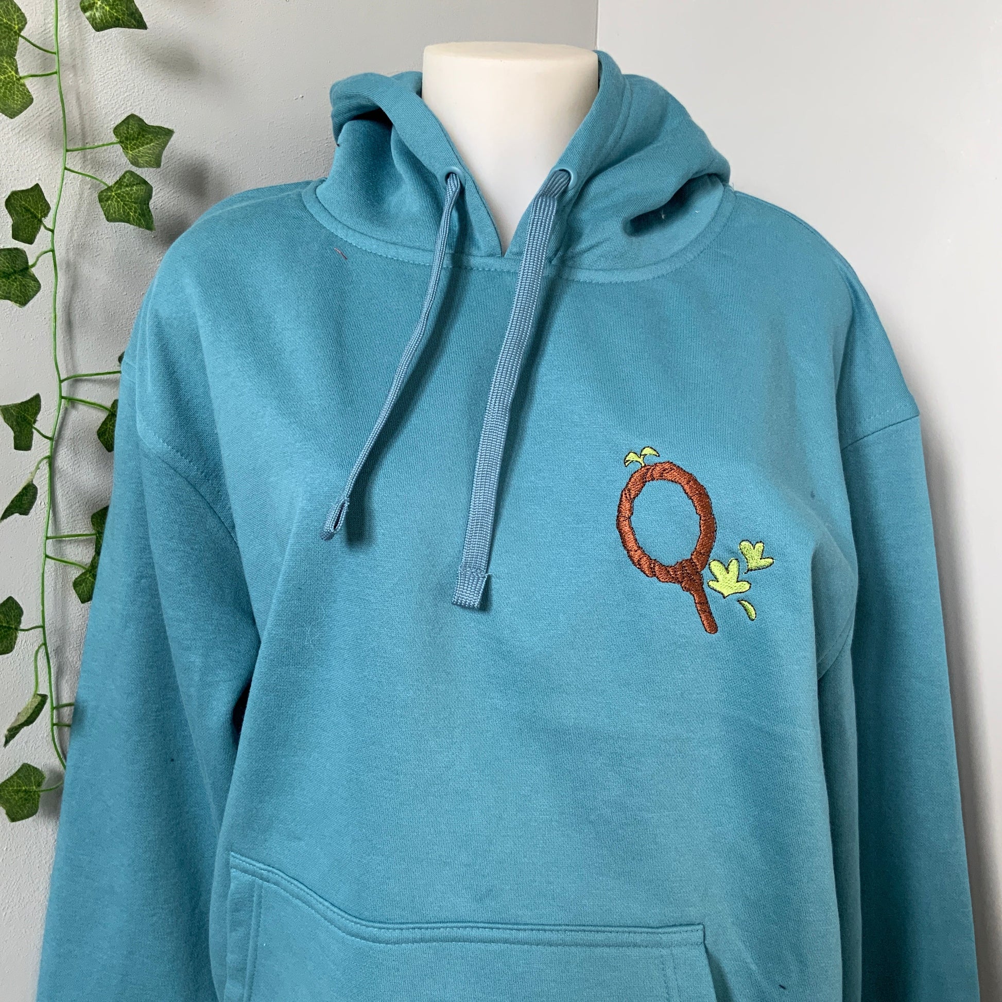 Sweatshirt à capuche brodé bleu Marcille Dungeon Meshi Tinyneko.fr