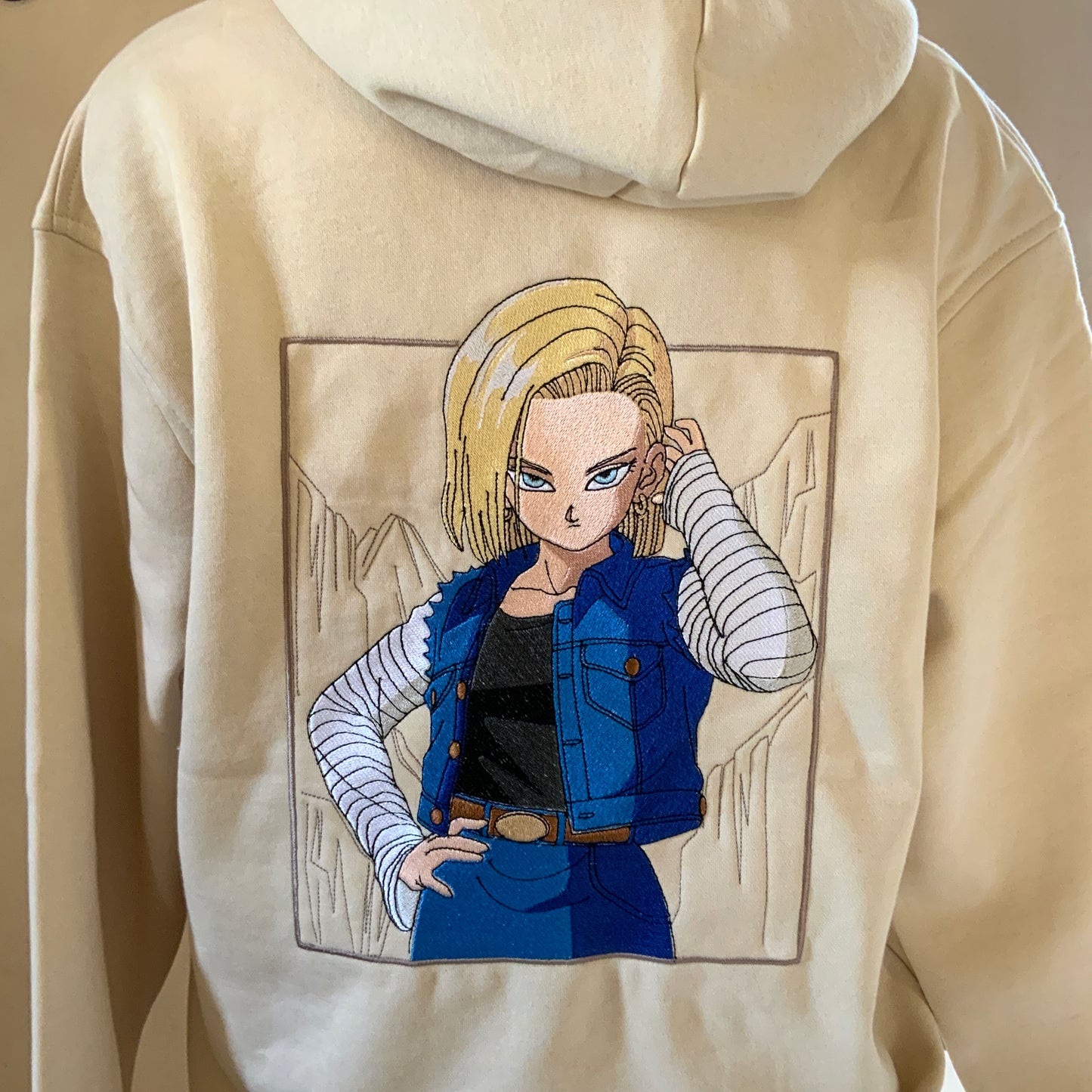 Sweatshirt à capuche brodé « C-18 « DBZ