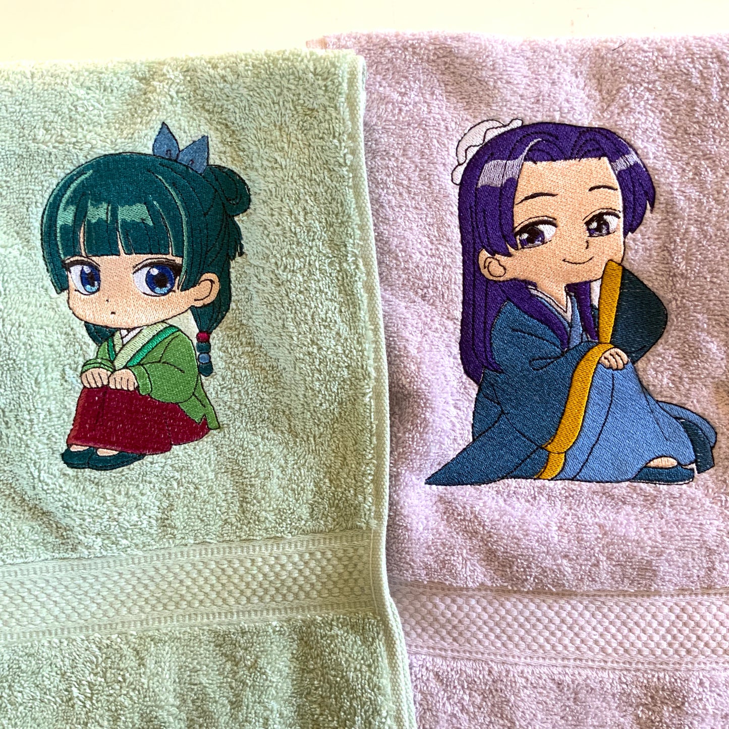 Serviette de bain 90x50 cm coton brodé Maomao ou Jinshi