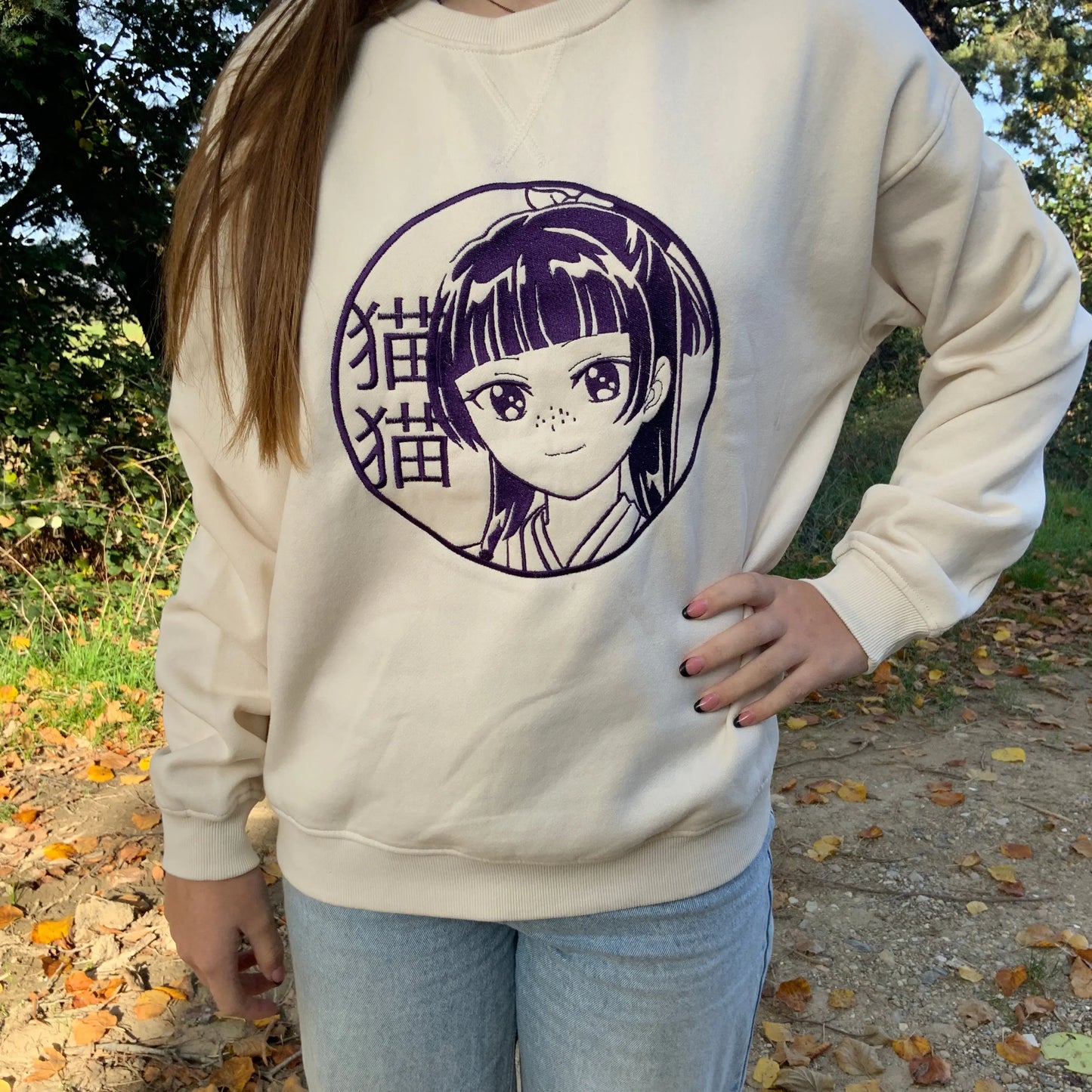 Sweat brodé « Maomao « Les carnets de l’apothicaire » Monochrome Tinyneko.fr