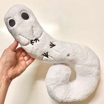 Coussin brodé ver pinceau atelier des sorciers
